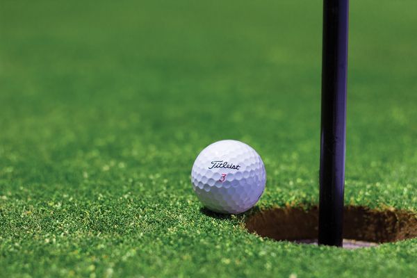 Nauka gry w golfa: pierwsze kroki na polu golfowym