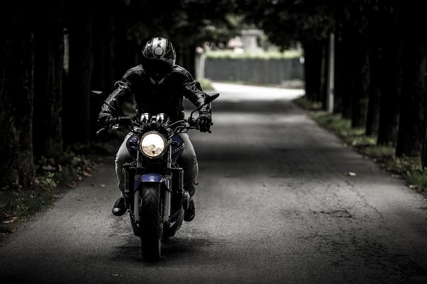 Jazda na motocyklu – czym kierować się przy wyborze wyposażenia na długie trasy?