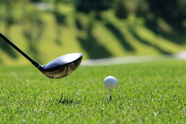 Golf - sport dla każdego. Jakie korzyści przynosi regularne jego uprawianie?