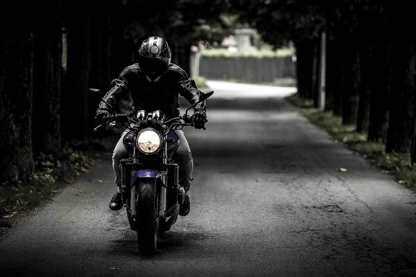 Stylowy look na jednośladzie - jak wybrać kurtkę motocyklową